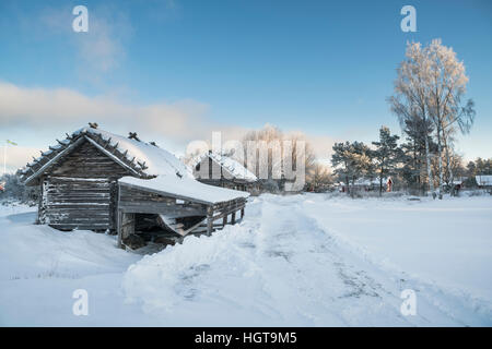 Alten Bootshaus und Schnee im Winter auf Fagelsundet Fischerdorf an der Küste von Roslagen, Uppland, Schweden, Skandinavien Stockfoto