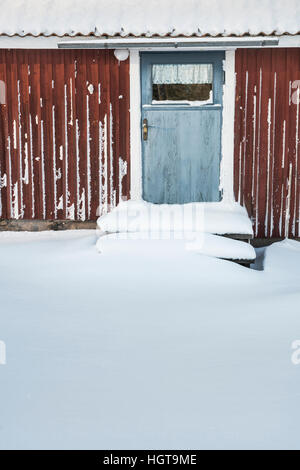 Türöffnung durch Schnee verursacht durch Schneewehe im Winter gesperrt. Schweden, Skandinavien. Stockfoto