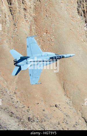 Vereinigte Staaten Marine Super Hornet, F-18F, fliegen durch eine Wüste Schlucht In Death Valley Nationalpark, Kalifornien. Stockfoto