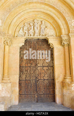 Segovia - das Portal der Ronanesque Kirche Iglesia de San Millan. Stockfoto