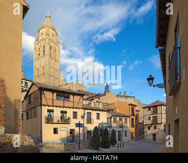 SEGOVIA, Spanien, APRIL - 14, 2016: Plazuela del Sororro Square und der Turm der Kathedrale Stockfoto