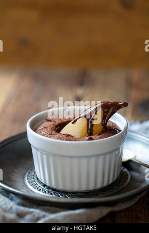 Schwamm-Schokoladenkuchen mit pochierten Birnen Stockfoto