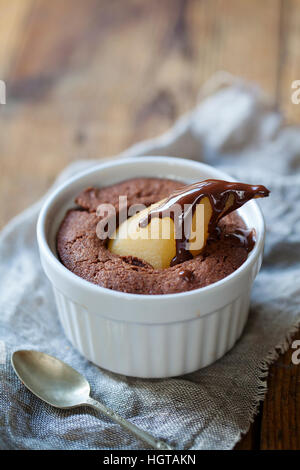 Schwamm-Schokoladenkuchen mit pochierten Birnen Stockfoto