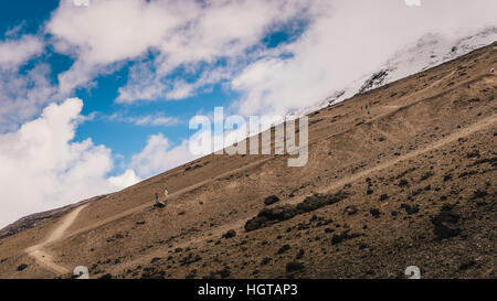 Unbekannter Wanderer am Cotopaxi, ein aktiver Vulkan in Ecuador, etwa 50 km südlich von Quito Stockfoto