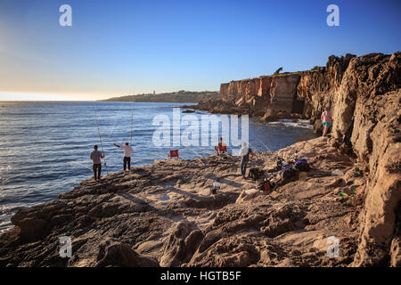 CASCAIS, PORTUGAL - ca. Oktober 2016: Die Angler in Boca Do Inferno Höhle in Cascais, Portugal Stockfoto