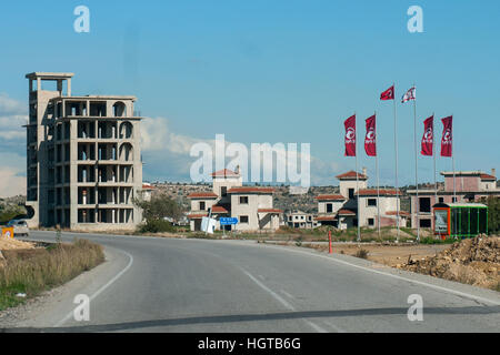 Ein Palast im Bau und die Flaggen der türkischen Republik Nordzypern. Stockfoto