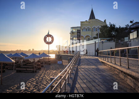 ESTORIL, PORTUGAL - ca. Oktober 2016: Die Praia do Tamariz Strand in Estoril-Cascais, Portugal Stockfoto