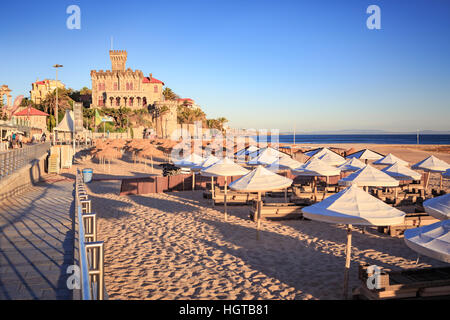 ESTORIL, PORTUGAL - ca. Oktober 2016: Die Praia do Tamariz Strand in Estoril-Cascais, Portugal Stockfoto