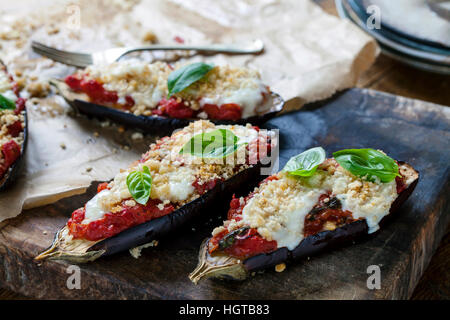 Gebratene Auberginen mit Tomaten und mozzarella Stockfoto