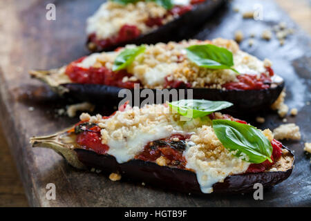 Gebratene Auberginen mit Tomaten und mozzarella Stockfoto