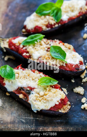 Gebratene Auberginen mit Tomaten und mozzarella Stockfoto