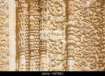 SALAMANCA, Spanien, APRIL - 17, 2016: Die Details der gotischen Dekoration des Südportal des Doms - Catedral Vieja Stockfoto