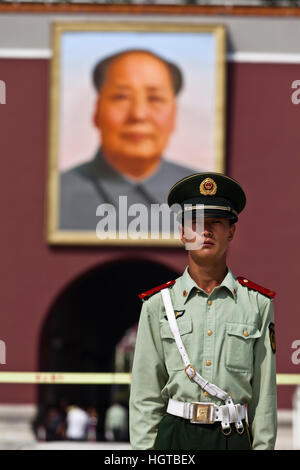 Soldaten von den Völkern Volksbefreiungsarmee (PLA) vor ein großes Bild von Mao Tse Tung in verboten Clty, Peking, China Stockfoto