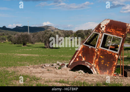 Einen alten van, jetzt dekorativ, auf dem Lande in der Nähe von Buyukkonuk, die ökologische Stadt in Nord-Zypern. Stockfoto