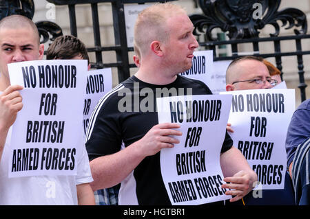 26. Juni 2010, Belfast. Männer halten Schilder mit der Aufschrift "Keine Ehre für die britischen Streitkräfte." Eirigi, eine republikanische Protest-Gruppe demonstriert gegen die britische Herrschaft in Nordirland Stockfoto