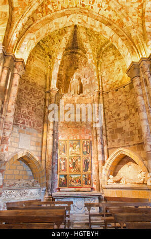 AVILA, Spanien, APRIL - 18, 2016: Die Seitenkapelle im Catedral de Cristo Salvador mit dem Altar von unbekannten Künstler des 16. Jhdt. Stockfoto