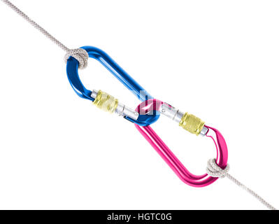 Blaue und rosa Karabiner miteinander verbunden auf weißem Hintergrund mit Seil auseinanderziehen Stockfoto