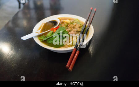 Köstliche Asam Laksa mit einem roten Paar Essstäbchen in Penang, Malaysia Stockfoto