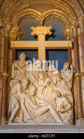 AVILA, Spanien, APRIL - 18, 2016: Die Abscheidung des Kreuzes geschnitzte Skulptur aus der Sakristei der Catedral de Cristo Salvador von Pedro de Salamanca (1555) Stockfoto