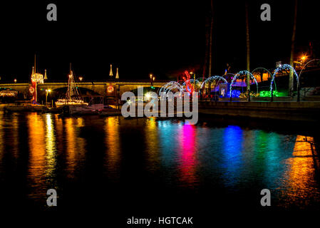 Licht reflektiert Wasser in der Nacht mit London Bridge im Hintergrund in Lake Havasu City, Arizona, USA. Stockfoto