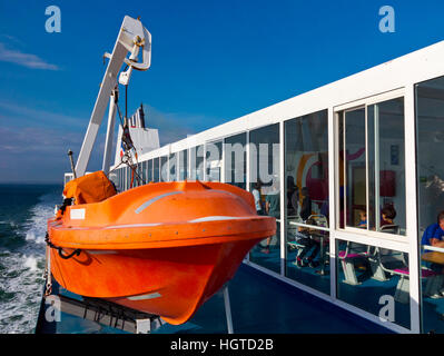 Orange Rettungsboot auf dem Deck eine Passagierfähre auf See in Großbritannien Ärmelkanal Stockfoto