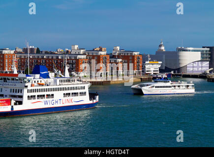 Blick über Portsmouth Hafen einen großen Marine- und zivilen Hafen in Hampshire, England UK mit Wightlink Fähren im Vordergrund Stockfoto