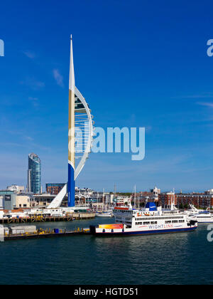 Blick über Portsmouth Hafen einen großen Marine- und zivilen Hafen in Hampshire England UK mit dem Spinnaker Tower im Hintergrund Stockfoto