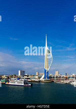 Blick über Portsmouth Hafen einen großen Marine- und zivilen Hafen in Hampshire England UK mit dem Spinnaker Tower im Zentrum Stockfoto