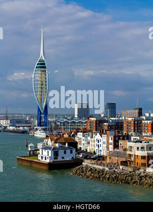 Blick über Portsmouth Hafen einen großen Marine- und zivilen Hafen in Hampshire England UK mit dem Spinnaker Tower im Hintergrund Stockfoto