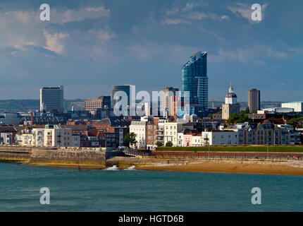 Blick über Portsmouth Stadtzentrum einen großen Marine- und zivilen Hafen in Hampshire, England UK mit Strand und Meer im Vordergrund Stockfoto