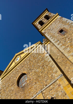 Blick hinauf in die Kirche in Potes in den Picos de Europa Kantabrien Nordspanien Stockfoto