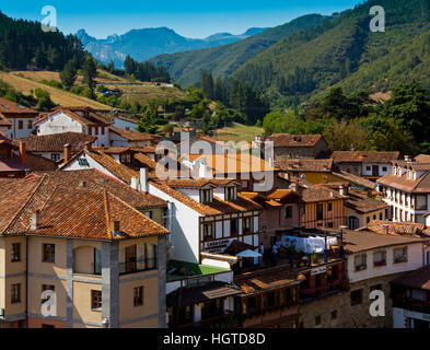 Blick über den mittelalterlichen Stadt Potes in den Nationalpark Picos de Europa Kantabrien Nordspanien Stockfoto