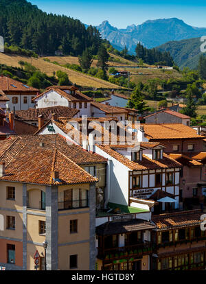 Blick über den mittelalterlichen Stadt Potes in den Nationalpark Picos de Europa Kantabrien Nordspanien Stockfoto