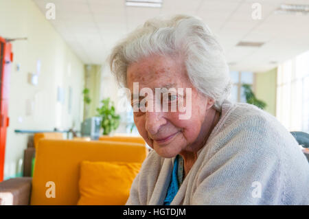 Porträt von ältere Frau lächelt und schaut in die Kamera. Stockfoto