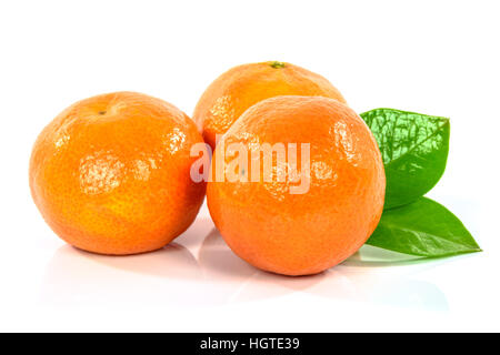 Frische Mandarinen mit Blättern isoliert auf weißem Hintergrund Stockfoto