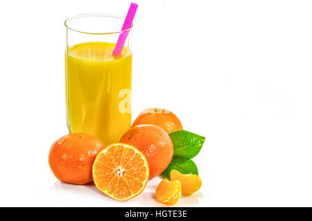 Glas Saft aus Orangen, Mandarinen und seinen Früchten isoliert auf weißem Hintergrund Stockfoto