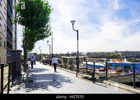 Büroangestellte entspannt sich um innere Millwall Dock während ihrer Mittagspause. Stockfoto