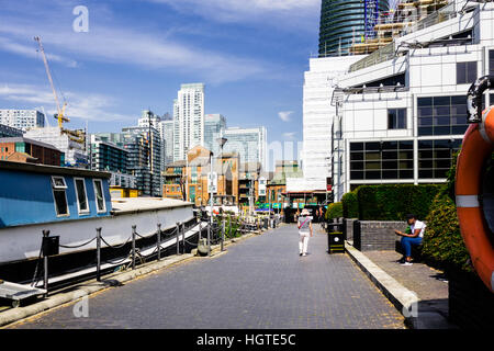 Büroangestellte entspannt sich um innere Millwall Dock während ihrer Mittagspause. Stockfoto