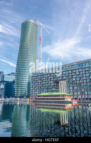 Ein neu gebaute Hochhaus namens Baltimore Tower mit Blick auf eine traditionelle chinesische Boot-Restaurant namens The Lotus. Stockfoto