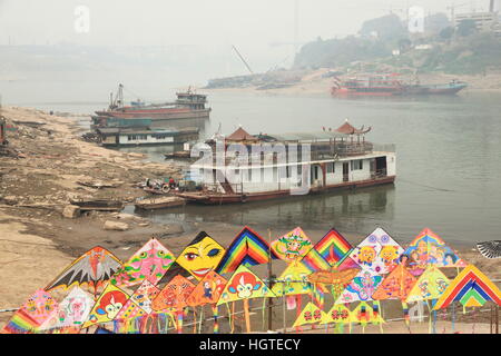 Alte Schiffe auf dem Yangtze-Fluss in Chongqing, China Stockfoto