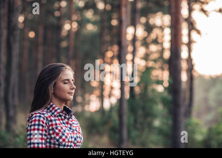 Junge Frau, die die Einsamkeit der Natur genießen Stockfoto