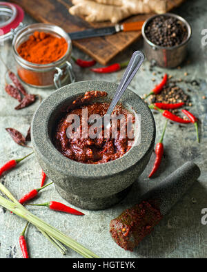 Eine köstliche thailändische rote Currypaste mit Mörser und Stößel. Stockfoto