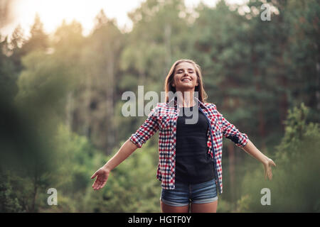 Junge Frau umarmen Natur Stockfoto