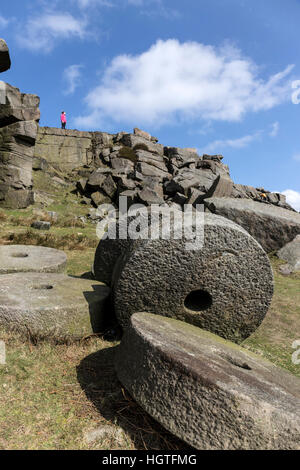 Auf Gritstone Stanage Edge im Peak District Nationalpark Derbyshire England stehende Person Stockfoto