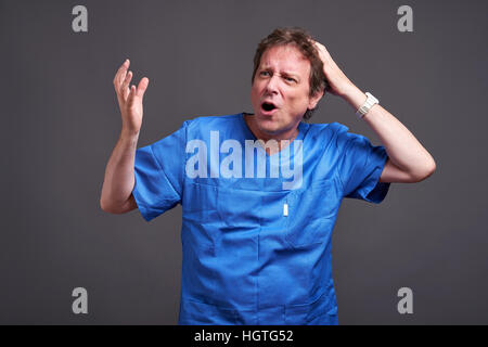 Einen mittleren Alters männlichen Arzt fühlt überrascht Stockfoto