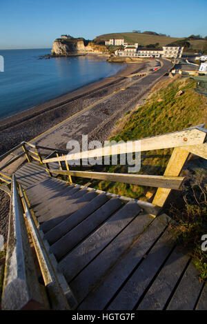 Haus auf Kreide Klippen Fort Redoubt Tennyson Down Freshwater Bay 1 Million Pfund Pfund Strand Fußweg Denkmal Isle Of Wight, England UK Stockfoto