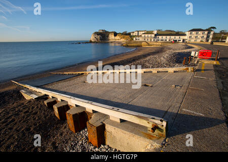 Haus auf Kreide Klippen Fort Redoubt Tennyson Down Freshwater Bay 1 Million Pfund Pfund Strand Fußweg Denkmal Isle Of Wight, England UK Stockfoto