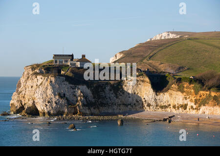 Haus auf Kreide Klippen Fort Redoubt Tennyson Down Freshwater Bay 1 Million Pfund Pfund Strand Fußweg Denkmal Isle Of Wight, England UK Stockfoto