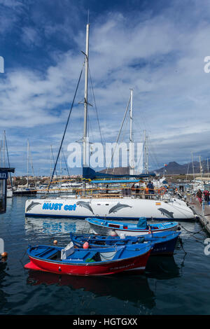 Muss cat Katamaran Ausflug Touristenboot festgemacht an einem Steg in der Marina in Las Galletas, Costa del Silencio Teneriffa Kanarische Inseln Stockfoto