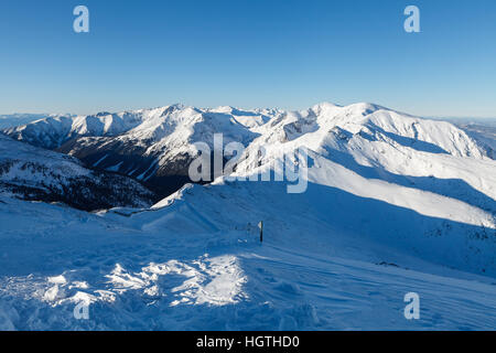 Berg Winterlandschaft, Blick auf Kopa Kondracka vom Kasprowy Wierch, Tatra Gebirge, Polen Stockfoto